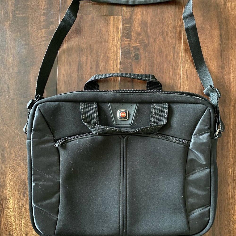 Swiss Gear laptop case with handle and 2 pockets